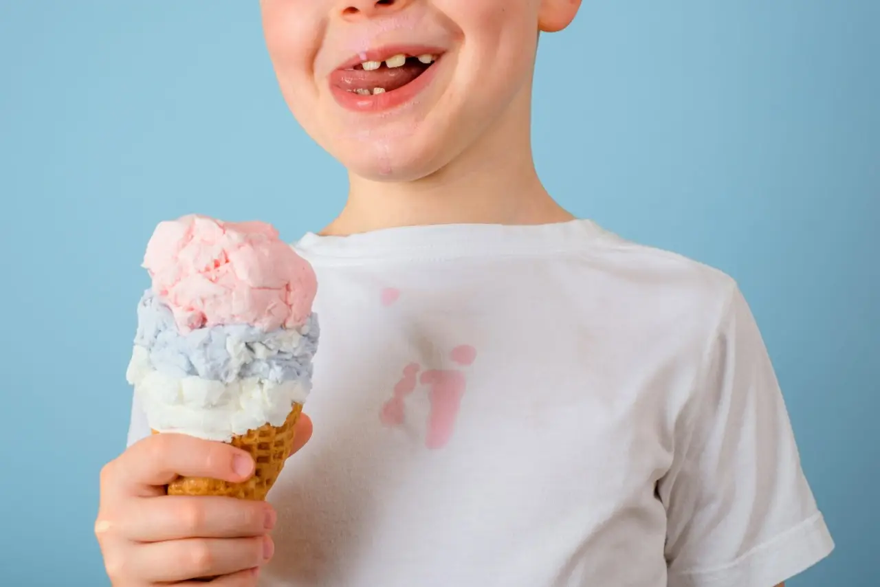 Come si fa a togliere le macchie di gelato al cioccolato? Il trucco per sciogliere senza allargare