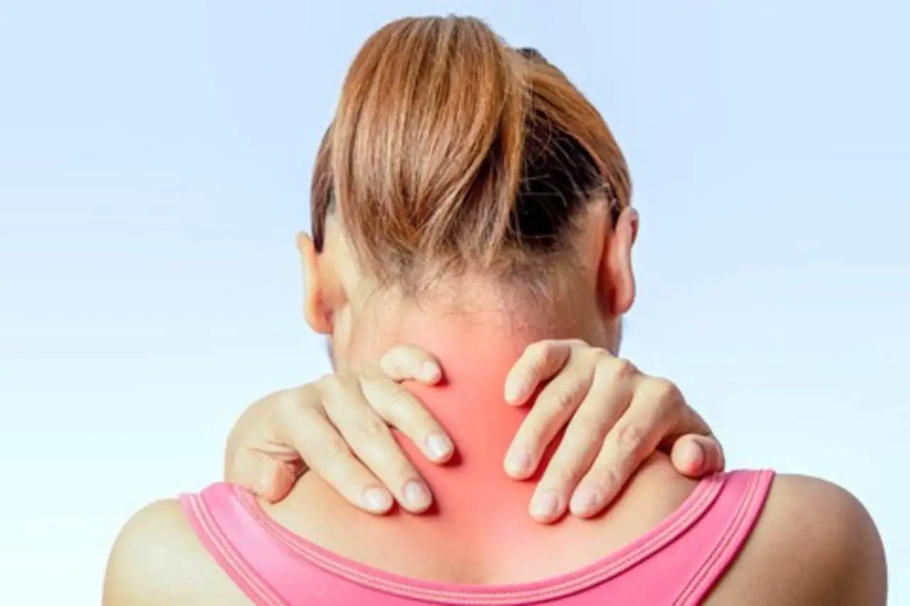 Come si cura il torcicollo in poche ore? Il massaggio fai-da-te che scioglie i muscoli