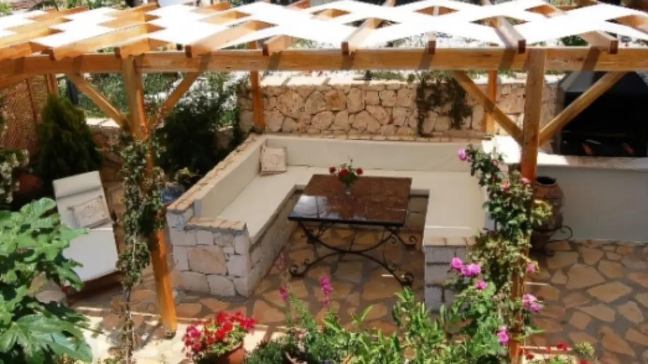 Come si fa a creare una zona d’ombra in giardino? Vele, ombrelloni e pergolati