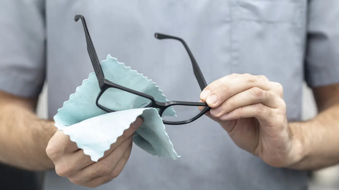 Come si fa a pulire gli occhiali senza rovinarli? L’errore che tutti fanno con la maglietta