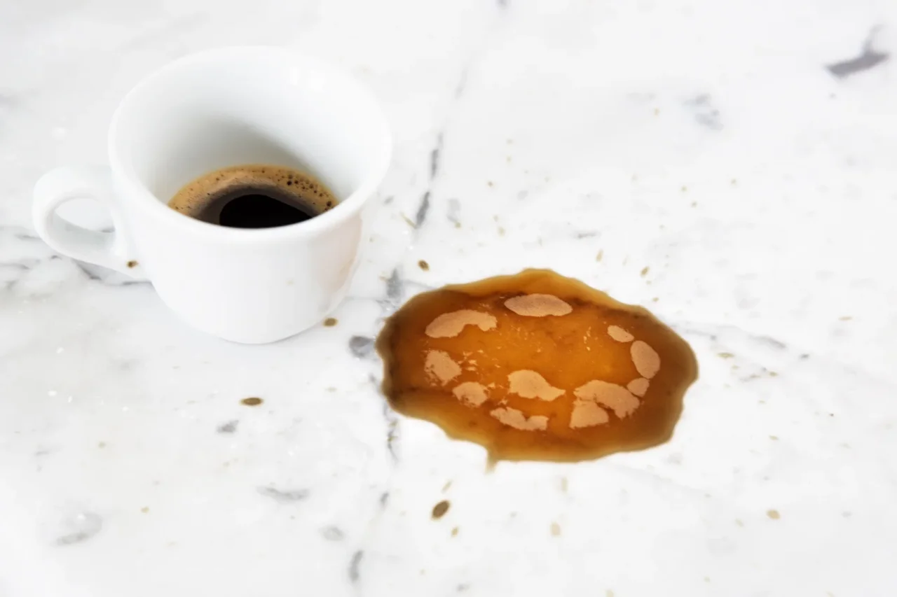 Come si fa a togliere le macchie di caffè dal marmo? Agisci subito prima che venga assorbita